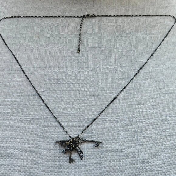 Nordstrom Rack Necklaces Antique Style Bronze Tone Multi Keys Pendant Jewelry - Picture 6 of 12